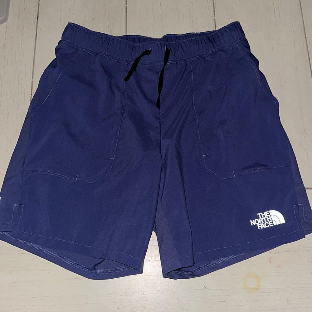 Men’s size small North Face lined shorts